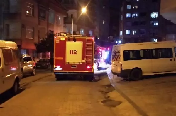 3 günde 8 kez yangın çıkan bina sakinleri endişeli 3 günde 8 kez yangın çıkan bina sakinleri endişeli