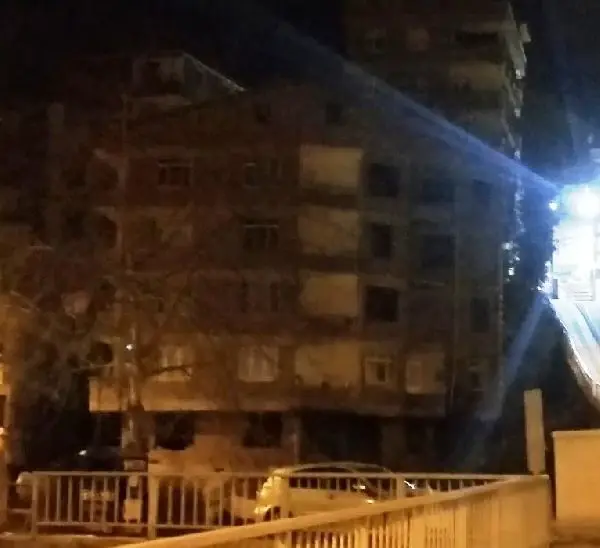 3 günde 8 kez yangın çıkan bina sakinleri endişeli 3 günde 8 kez yangın çıkan bina sakinleri endişeli
