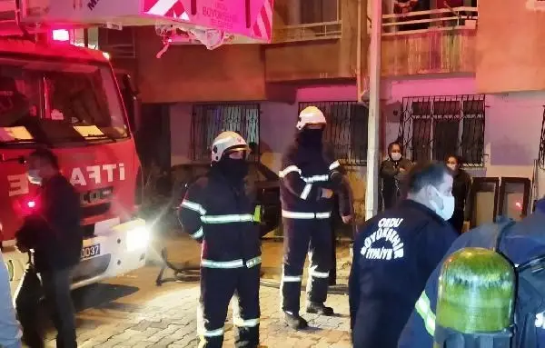 3 günde 8 kez yangın çıkan bina sakinleri endişeli 3 günde 8 kez yangın çıkan bina sakinleri endişeli