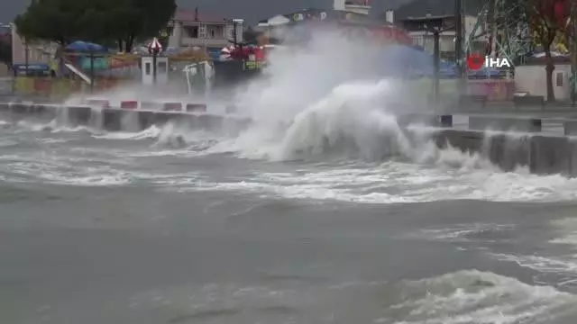 Ayvalık'ta şiddetli yağış ve lodos hayatı olumsuz etkiledi