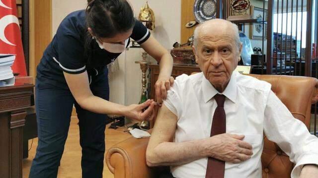 'Bahçeli'ye aşı yapan hemşire darbedildi' karikatürü gerçekmiş gibi sunan Özlem Gürses özür diledi 'Bahçeli'ye aşı yapan hemşire darbedildi' karikatürü gerçekmiş gibi sunan Özlem Gürses özür diledi