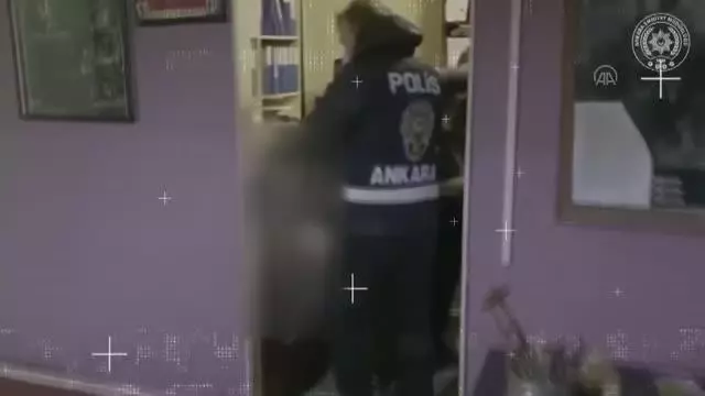 Başkentte son bir haftada 14 bin 493 kutu kaçak ilaç ele geçirildi Başkentte son bir haftada 14 bin 493 kutu kaçak ilaç ele geçirildi