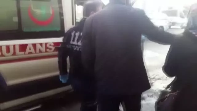 Son dakika haberleri | Bitlis'te çatıdan düşen kar kütlesi nedeniyle 4 kişi yaralandı Son dakika haberleri | Bitlis'te çatıdan düşen kar kütlesi nedeniyle 4 kişi yaralandı