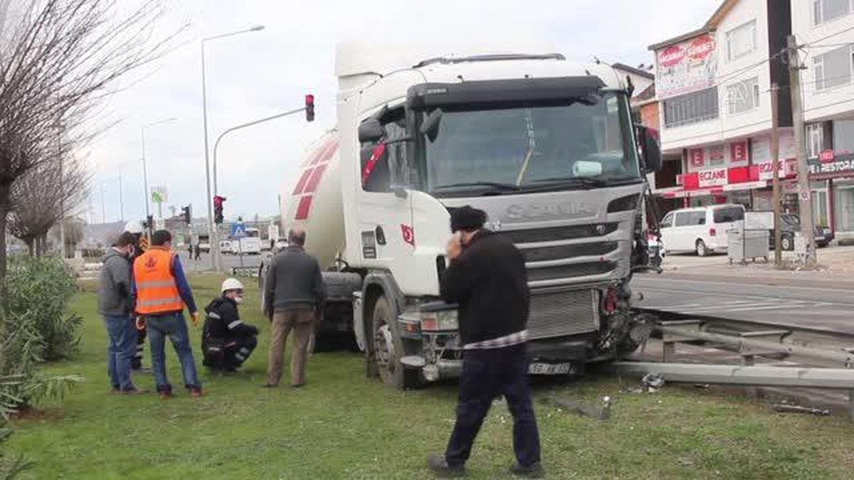 Çimento yüklü tanker refüje çarptı: 1 yaralı