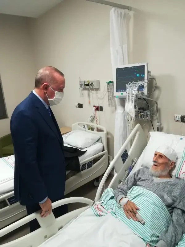 ERDOĞAN'DAN TEDAVİ GÖREN KANAAT ÖNDERİ İLE ŞEHİT FETHİ SEKİN'İN BABASINA GEÇMİŞ OLSUN ZİYARETİ ERDOĞAN'DAN TEDAVİ GÖREN KANAAT ÖNDERİ İLE ŞEHİT FETHİ SEKİN'İN BABASINA GEÇMİŞ OLSUN ZİYARETİ