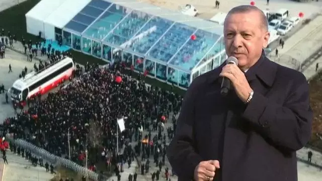 Deprem konutları teslim töreninde alandaki vatandaşların iç içe olması Cumhurbaşkanı Erdoğan'ı rahatsız etti Deprem konutları teslim töreninde alandaki vatandaşların iç içe olması Cumhurbaşkanı Erdoğan'ı rahatsız etti