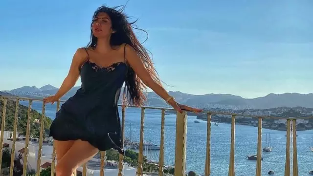Ebru Polat dekoltesini eleştirip kendisine 'Ortalık malı' diyen takipçisine fena patladı Ebru Polat dekoltesini eleştirip kendisine 'Ortalık malı' diyen takipçisine fena patladı