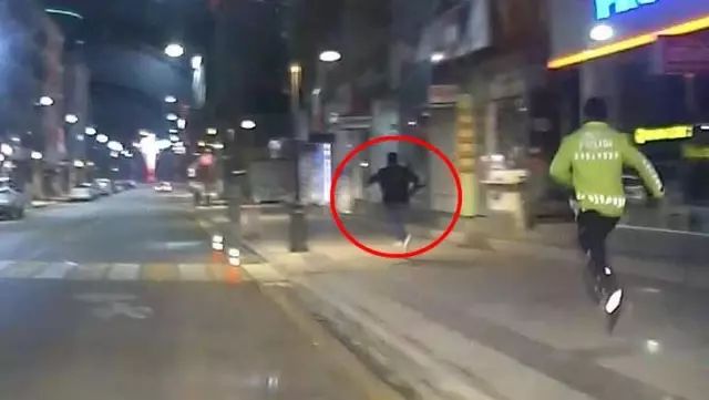 Film sahnelerini aratmayan kovalamaca! Elinde tüfekle polisten böyle kaçtı Film sahnelerini aratmayan kovalamaca! Elinde tüfekle polisten böyle kaçtı