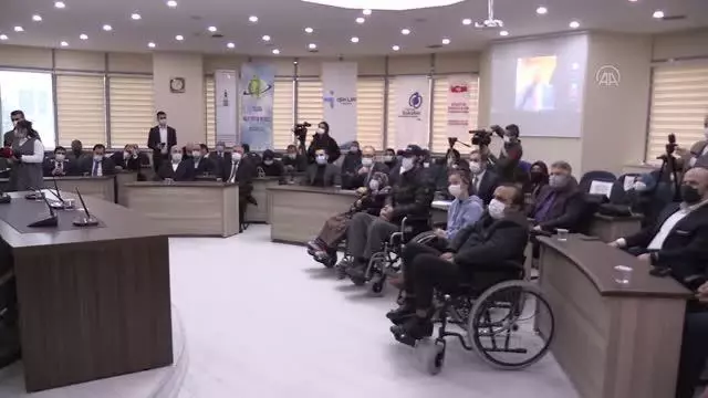 Göz kontaklı bilgisayar kullanan engelliler sertifikalarını aldı Göz kontaklı bilgisayar kullanan engelliler sertifikalarını aldı