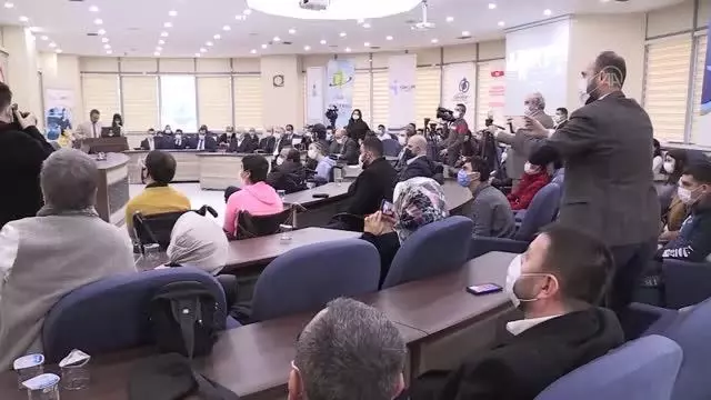 Göz kontaklı bilgisayar kullanan engelliler sertifikalarını aldı Göz kontaklı bilgisayar kullanan engelliler sertifikalarını aldı