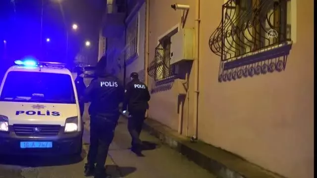 Hırsızlık şüphelileri saklandıkları evde yakalandı Hırsızlık şüphelileri saklandıkları evde yakalandı