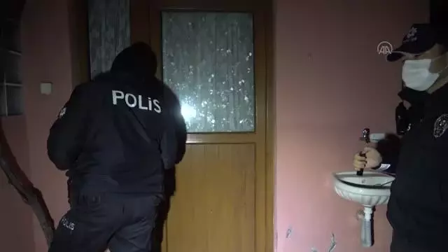 Hırsızlık şüphelileri saklandıkları evde yakalandı Hırsızlık şüphelileri saklandıkları evde yakalandı