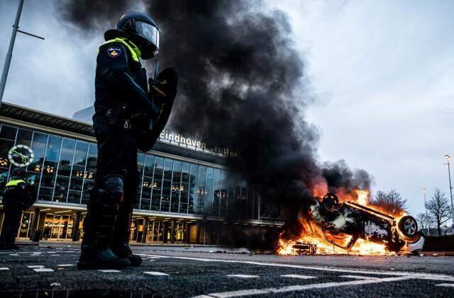Hollanda'da sokağa çıkma yasağı protestoları sonrası 15 kentte acil durum ilan edildi Hollanda'da sokağa çıkma yasağı protestoları sonrası 15 kentte acil durum ilan edildi