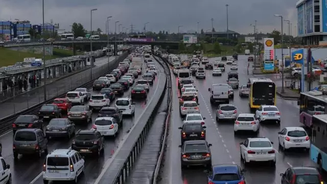 İstanbul'da kısıtlama sonrası trafik yoğunluğu yağmurun da etkisiyle artıyor İstanbul'da kısıtlama sonrası trafik yoğunluğu yağmurun da etkisiyle artıyor