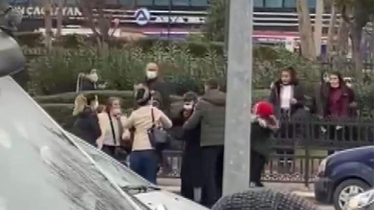 Kadınlar cadde ortasında birbirine girdi, ilginç anlar kameraya yansıdı