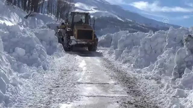Karla mücadele ekipleri çalışmalarına devam ediyor Karla mücadele ekipleri çalışmalarına devam ediyor