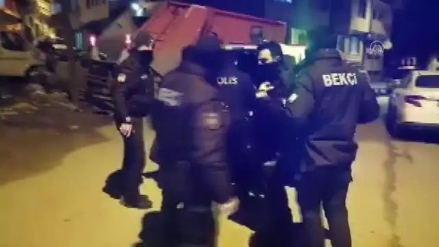 Son dakika! Kısıtlamaya uymayan ve bekçilere saldıran kişi gözaltına alındı Son dakika! Kısıtlamaya uymayan ve bekçilere saldıran kişi gözaltına alındı