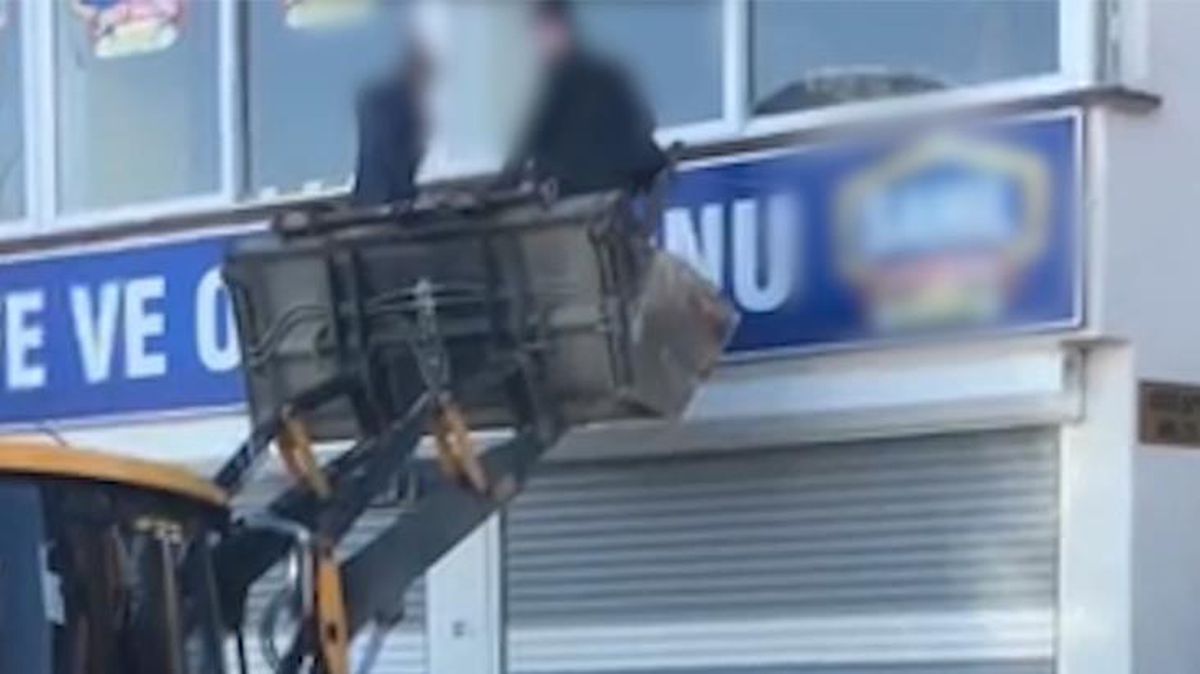 Kumarhaneye iş makinesiyle baskın yapan polis, şüphelilerden birini dondurucunun içinde buldu