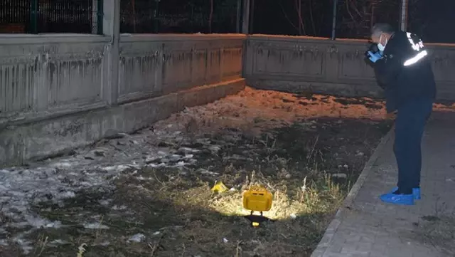 Sevgilisinin ayrılmak istediği genç kız, kendisini camdan aşağı bıraktı Sevgilisinin ayrılmak istediği genç kız, kendisini camdan aşağı bıraktı