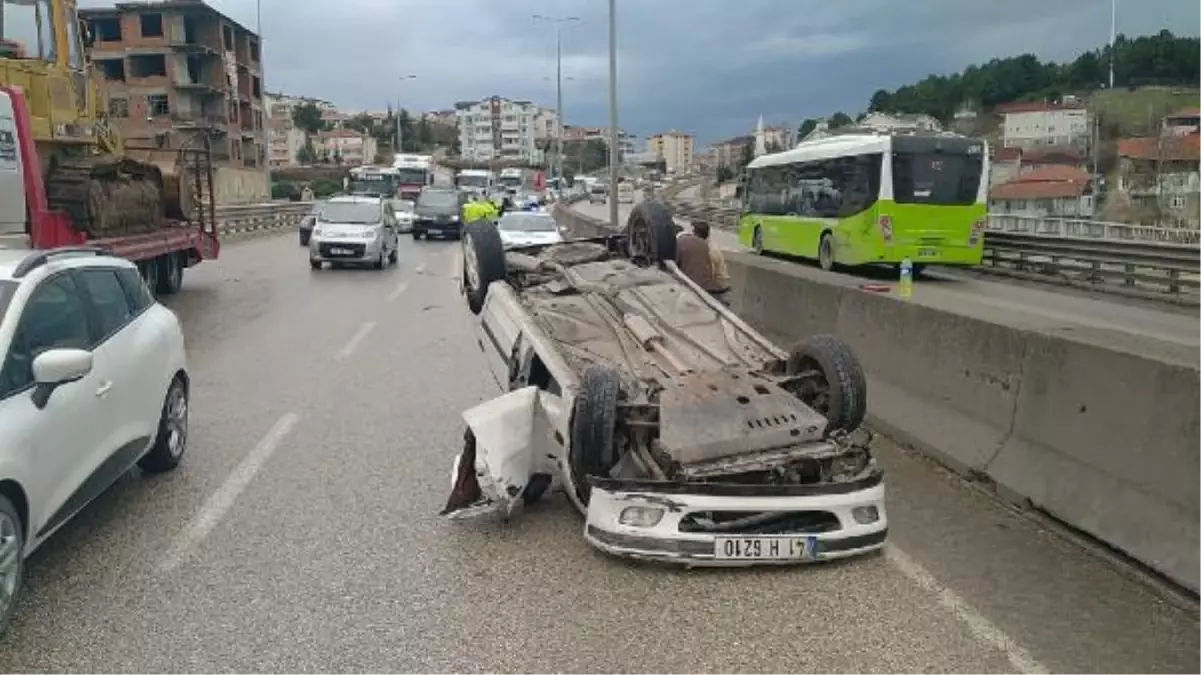 Minibüs ile çarpışan otomobil takla attı: 2 yaralı