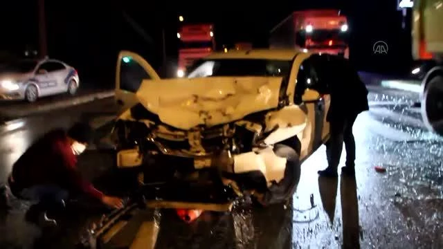 Otomobil kırmızı ışıkta bekleyen iki otomobile çarptı: 4 yaralı