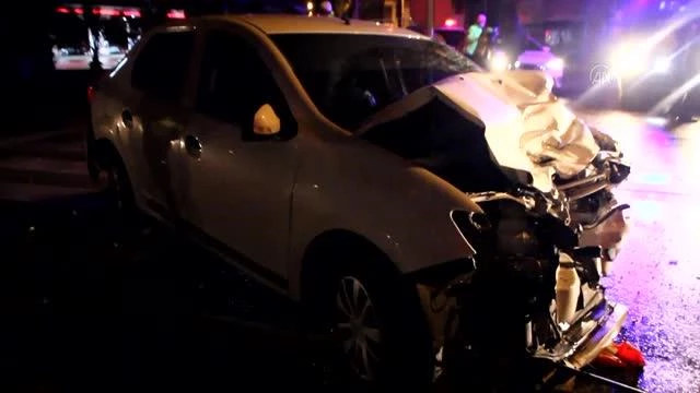 Otomobil kırmızı ışıkta bekleyen iki otomobile çarptı: 4 yaralı