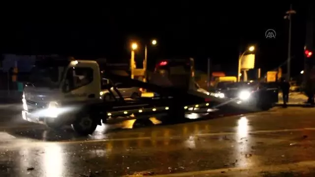 Otomobil kırmızı ışıkta bekleyen iki otomobile çarptı: 4 yaralı Otomobil kırmızı ışıkta bekleyen iki otomobile çarptı: 4 yaralı