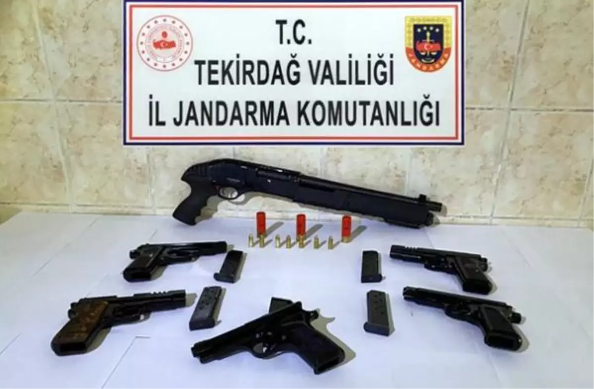 Otomobilde çok sayıda silah ele geçirildi, 2 şüpheli gözaltına alındı
