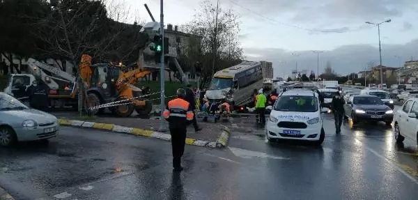 Son dakika: Küçükçekmece'de trafik kazası: 7 kişi yaralandı Son dakika: Küçükçekmece'de trafik kazası: 7 kişi yaralandı