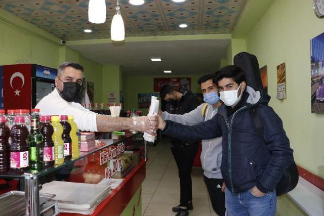 Korona nedeniyle işleri duran şarkıcı, pandemi döneminde çiğ köfteci oldu