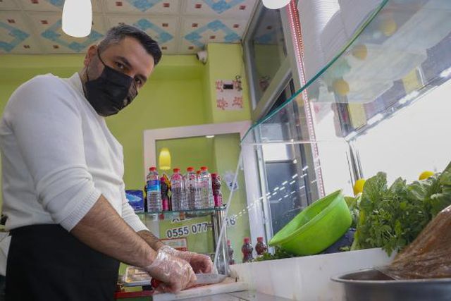Korona nedeniyle işleri duran şarkıcı, pandemi döneminde çiğ köfteci oldu