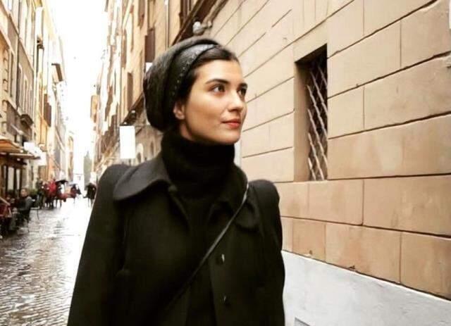 Sefirin Kızı Tuba Büyüküstün kimdir? Sefirin Kızı Nare kimdir? Tuba Büyüküstün kaç yaşında, boyu kaç? Sefirin Kızı Tuba Büyüküstün kimdir? Sefirin Kızı Nare kimdir? Tuba Büyüküstün kaç yaşında, boyu kaç?