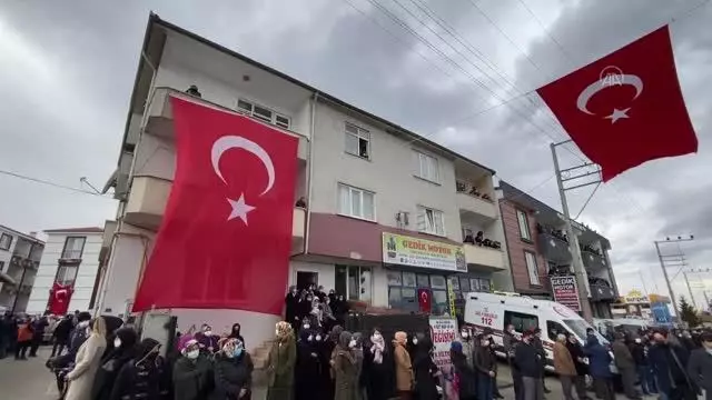 Cumhurbaşkanı Erdoğan şehit ailesine başsağlığı diledi Cumhurbaşkanı Erdoğan şehit ailesine başsağlığı diledi
