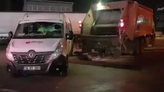 Servis aracı ile çöp kamyonu arasında sıkışan işçi yaralandı Servis aracı ile çöp kamyonu arasında sıkışan işçi yaralandı