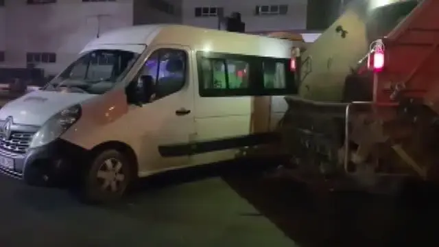 Servis aracı ile çöp kamyonu arasında sıkışan işçi yaralandı Servis aracı ile çöp kamyonu arasında sıkışan işçi yaralandı