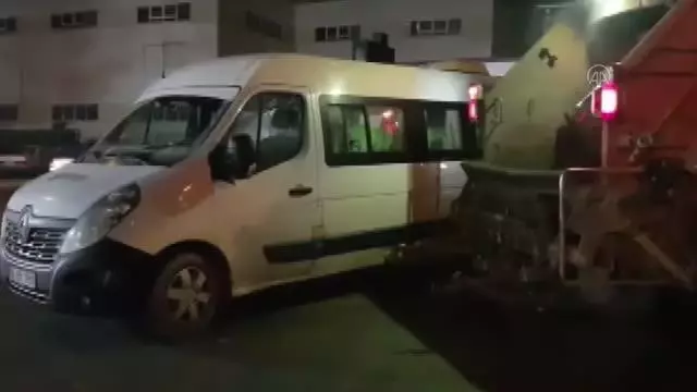 Servis aracı ile çöp kamyonu arasında sıkışan işçi yaralandı Servis aracı ile çöp kamyonu arasında sıkışan işçi yaralandı