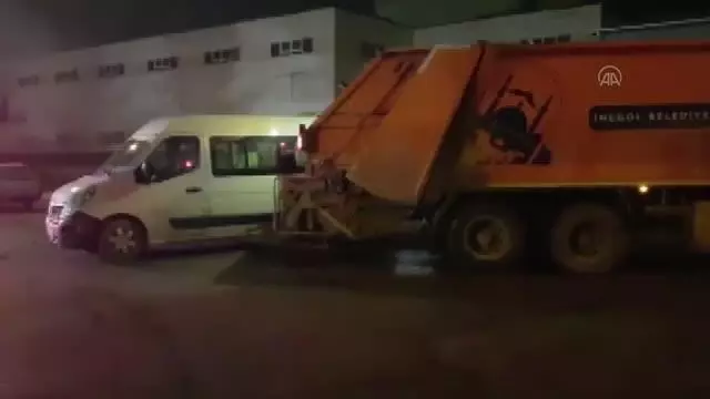 Servis aracı ile çöp kamyonu arasında sıkışan işçi yaralandı Servis aracı ile çöp kamyonu arasında sıkışan işçi yaralandı