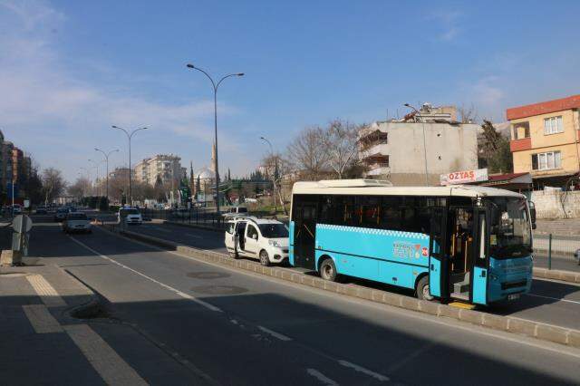 Seyir halindeki otobüsün fırlayan iki arka tekerleği mahalleyi savaş alanına çevirdi: 1 yaralı
