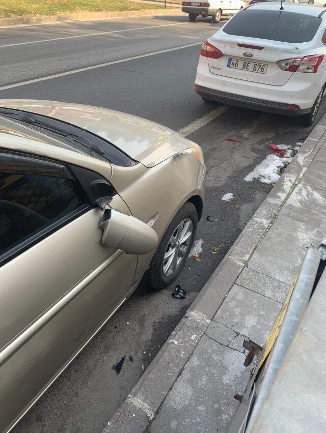 Seyir halindeki otobüsün fırlayan iki arka tekerleği mahalleyi savaş alanına çevirdi: 1 yaralı