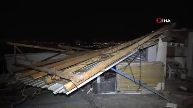 Şiddetli lodos evin çatısını uçurdu, 1 araç zarar gördü Şiddetli lodos evin çatısını uçurdu, 1 araç zarar gördü
