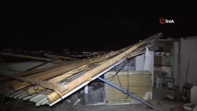 Şiddetli lodos evin çatısını uçurdu, 1 araç zarar gördü Şiddetli lodos evin çatısını uçurdu, 1 araç zarar gördü