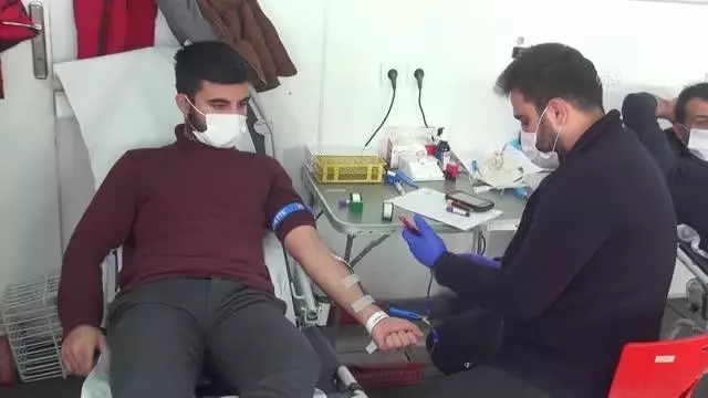 Silopi'de vatandaşlar kan bağışında bulundu Silopi'de vatandaşlar kan bağışında bulundu