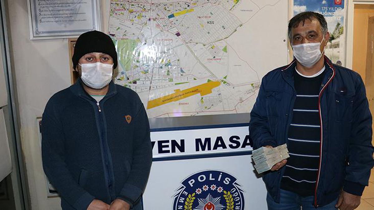 Temizlik görevlisi yolda bulduğu 50 bin lirayı sahibine teslim etti