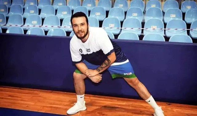 2. Lig'de oynayan basketbolcu Ziya Berhan Kılıç, kaldığı lojmanda ölü bulundu 2. Lig'de oynayan basketbolcu Ziya Berhan Kılıç, kaldığı lojmanda ölü bulundu