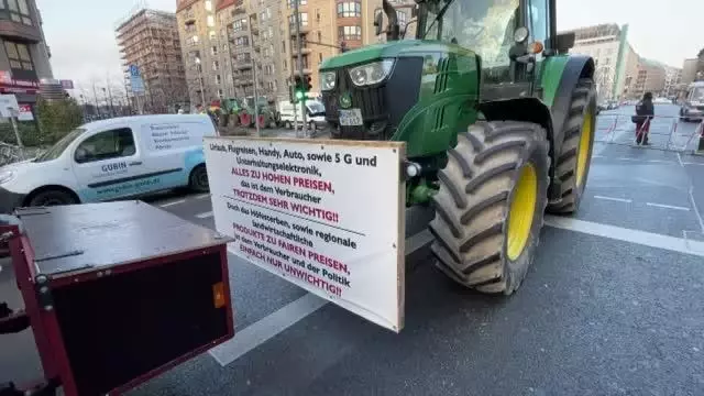 Berlin'de çiftçilerden hükümete traktörlü protesto Berlin'de çiftçilerden hükümete traktörlü protesto