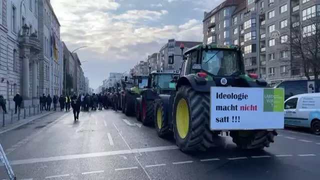 Berlin'de çiftçilerden hükümete traktörlü protesto Berlin'de çiftçilerden hükümete traktörlü protesto