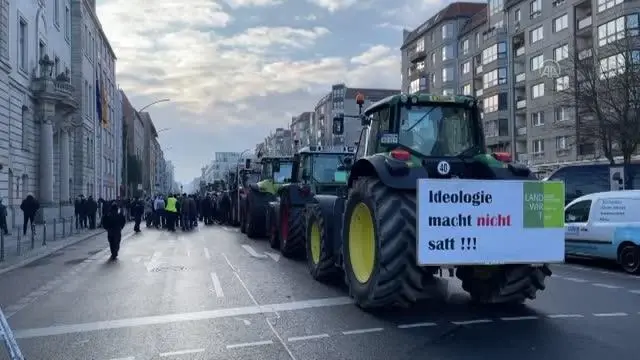 Berlin'de çiftçilerden hükümete traktörlü protesto Berlin'de çiftçilerden hükümete traktörlü protesto