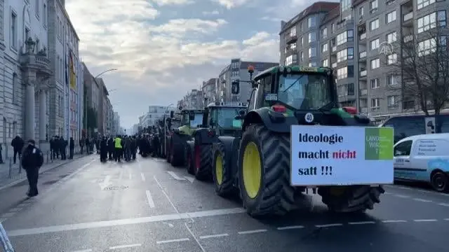 Berlin'de çiftçilerden hükümete traktörlü protesto Berlin'de çiftçilerden hükümete traktörlü protesto