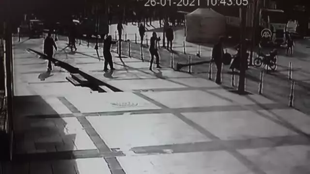 Aydınlatma direğinin elektrikli bisikletin üzerine düşmesi kameraya yansıdı Aydınlatma direğinin elektrikli bisikletin üzerine düşmesi kameraya yansıdı