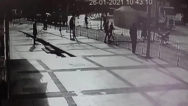 Aydınlatma direğinin elektrikli bisikletin üzerine düşmesi kameraya yansıdı Aydınlatma direğinin elektrikli bisikletin üzerine düşmesi kameraya yansıdı